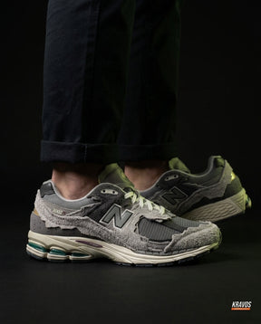NB 2002R Suede Layered Runner Grey Protection Pack