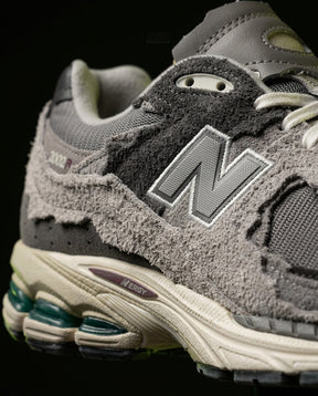 NB 2002R Suede Layered Runner Grey Protection Pack
