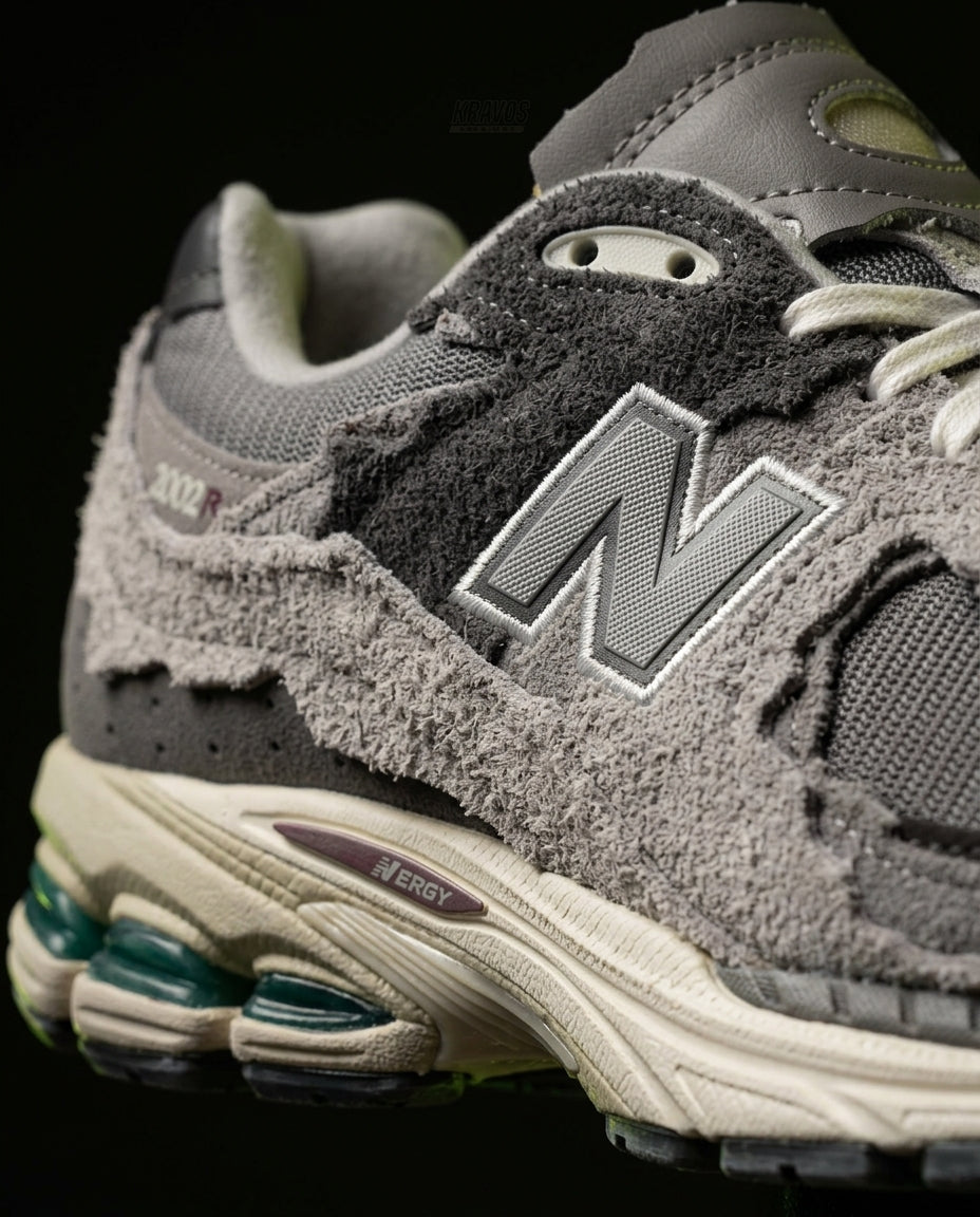 NB 2002R Suede Layered Runner Grey Protection Pack